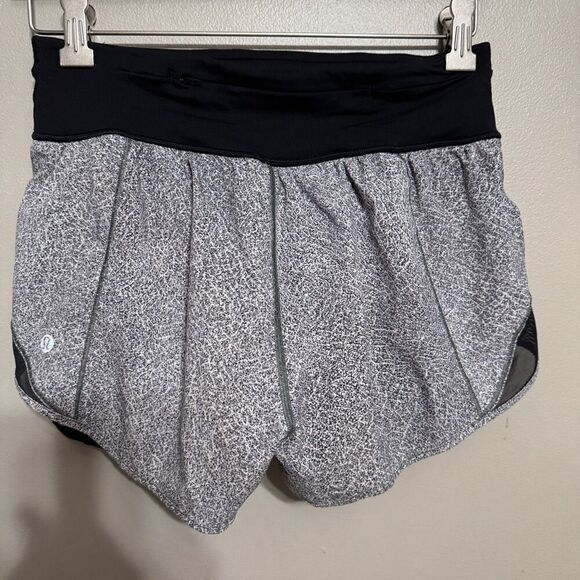 Lululemon Hotty Hot Short (Naked 4") size 6 - Picture 3 of 8